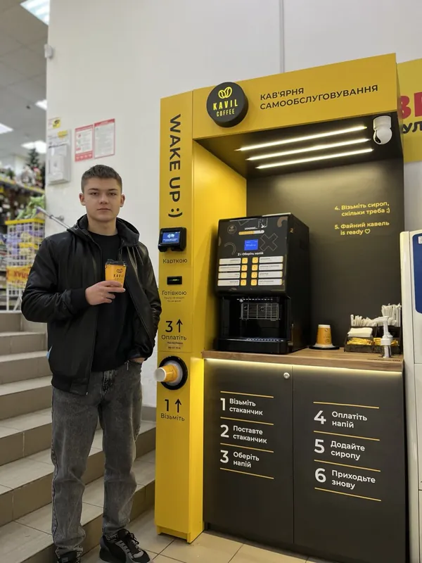 Віктор, партнер Kavil у Мукачеві, з кавою біля своєї кав’ярні самообслуговування