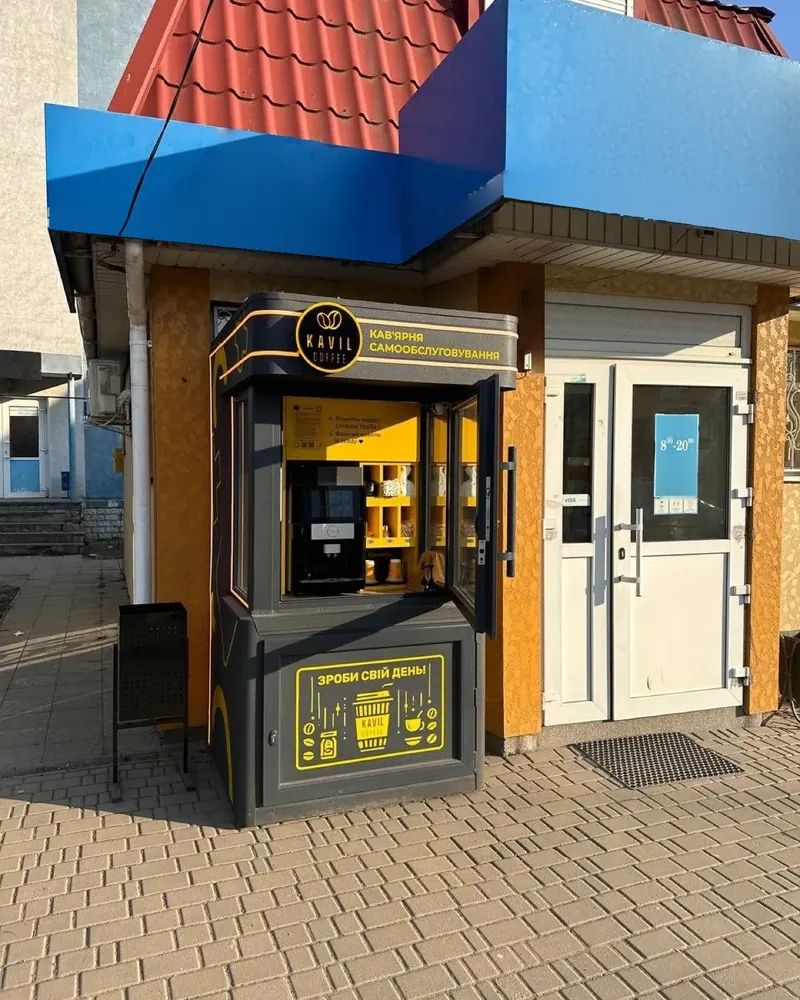 Вулична кав’ярня Kavil біля входу в магазин, реальне фото
